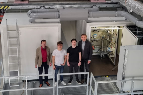 Vier Personen in einer Großanlage