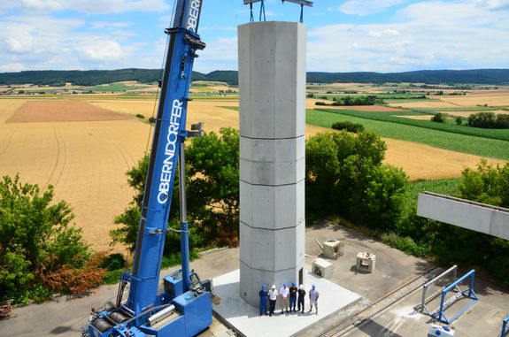 Die hohlen Beton-Doppelwandelemente werden mit Hilfe eines Krans exakt aufeinander gestapelt und dann vor Ort mit Beton ausgegossen. Die hohlen Beton-Doppelwandelemente werden mit Hilfe eines Krans exakt aufeinander gestapelt und dann vor Ort mit Beton ausgegossen.