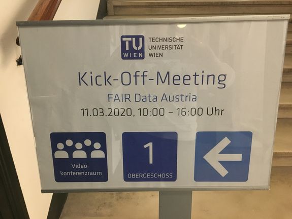 Foto von Hinweisschild Kickoff Event