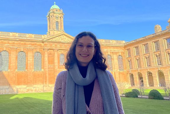 Foto von Alexandra Holzinger, im Hintergrund ein College-Gebäude