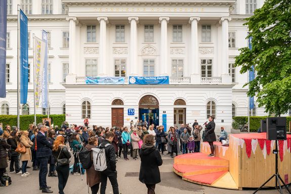 Mieze Medusa eröffnet den Poetry Slam