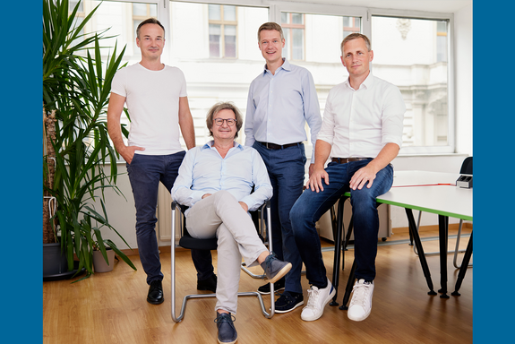 Gruppenfoto: hinten stehend von links: Marco Zapletal, Christoph Ebm und Philipp Liegl  vorne sitzend Christian Huemer  