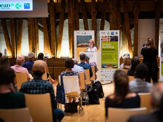 Klimaschutzministerin Gewessler beim Kick-off der Summerschools im Kuppelsaal der TU Wien