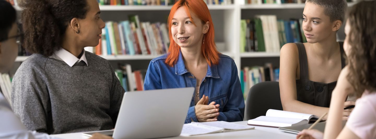 Eine Studentin wird von einer Person beraten.