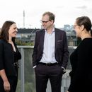 from left to right: Anna Pernkopf, Michael Kaiser, Nicole Moneta stand together in a group and talk.