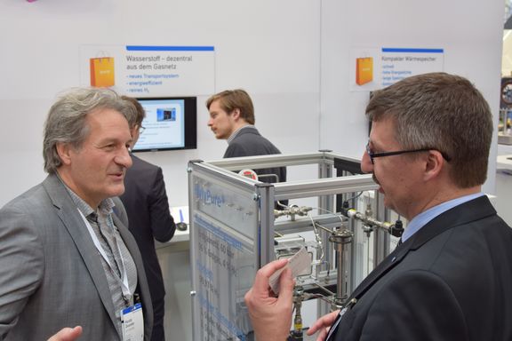 Prof. Dr. Harasek und eine Besucher unterhalten sich auf dem TU Wien Stand