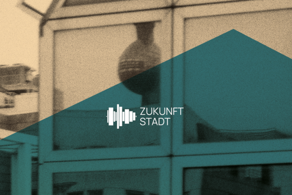 Bild in Sepia: In einer Fensterfront spiegelt sich eine Kugel, die zu einem anderen Gebäude gehört. Darübergelegt eine grüne, dreieckige Form, die an ein Häuserdach erinnert. Schriftzug "Zukunft Stadt"