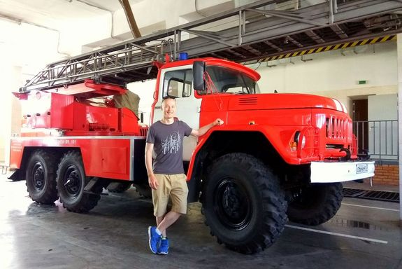 Mann am Feuerwehrwagen