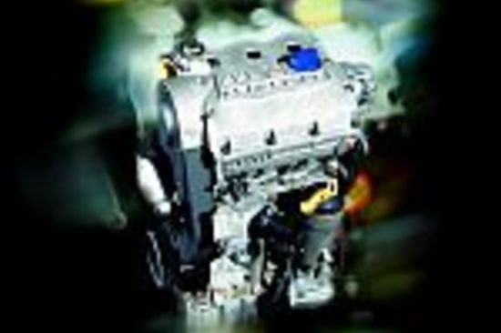 Dämmung der Außenwand mit Hanfstopfwolle an der Lehrbaustelle