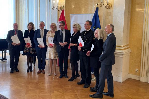 Gruppenfoto mehrere personen stehen