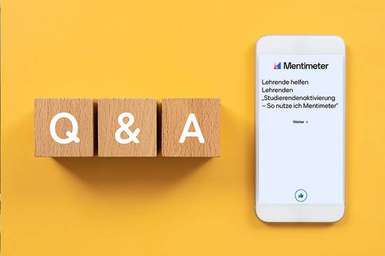 gelber Hintergrund, links 3 Holzwürfel mit Q & A, rechts Handy-Display mit Mentimeter