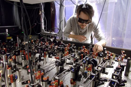 [Translate to English:] Bernhard Rauer im Labor