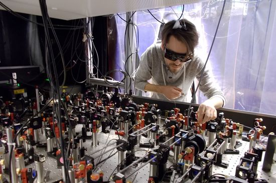 Bernhard Rauer im Labor