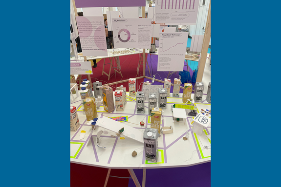 Tetra Pak City: Tisch mit Häusern aus Tetrapaks