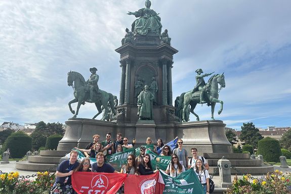 Gruppe Studierende vor Maria Theresien Denkmal Wien