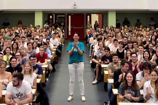 Horsaal mit Studierenden, Jasmin Gründling-Riener, neue Vizerektorin Lehre