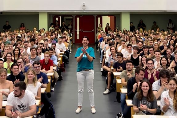 Horsaal mit Studierenden, Jasmin Gründling-Riener, neue Vizerektorin Lehre