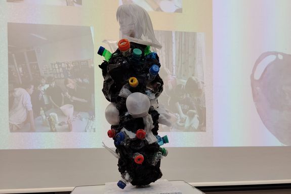 Kunstobjekt: Skulptur aus Plastikstöpsel