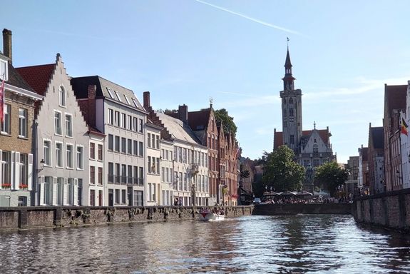 Fluss mit historischen Häusern