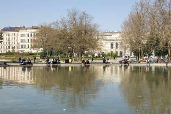 Surroundings Karlsplatz View from the Karlskirche over the pond to the park.