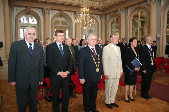 v.l.n.r.: Karol Iždinský, Vorsitzender SAS Scientific Council, Josef Markus Wuketich, Österreichischer Botschafter in Bratislava, Jaromír Pastorek, Präsident der Slowakischen Akademie der Wissenschaften, Hans-Peter Degischer, Eva Majková, Vizepräsidentin der Slowakischen Akademie der Wissenschaften, Fedor Gömöry, Scientific Secretary SAS Scientific Council