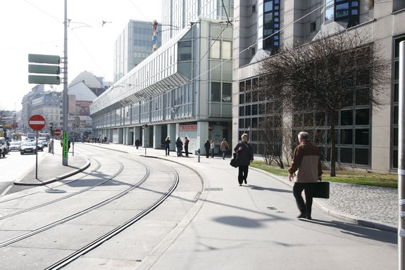 Freihaus Blick von der Straße zum Freihaus. Freihaus ist das große Gebäude mit Stützenreihe im Erdgeschoss.