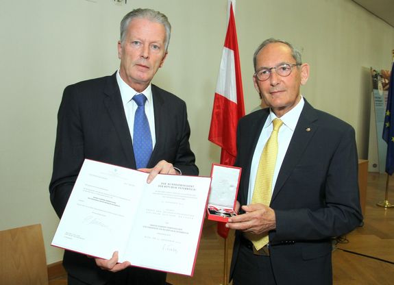 Vizekanzler Reinhold Mitterlehner überreicht Prof. Paul H. Brunner das Große Silberne Ehrenzeichen für Verdienste um die Republik Österreich Vizekanzler Reinhold Mitterlehner überreicht Prof. Paul H. Brunner das Große Silberne Ehrenzeichen für Verdienste um die Republik Österreich