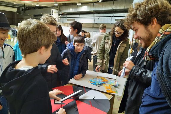 Schüler_innen forschen bei Workshop