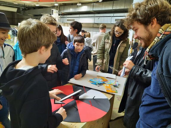 Schüler_innen im Austausch mit Studierenden