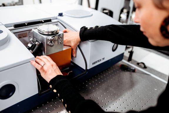 Technisches Gerät, in der Mitte geöffnet, mit eingebautem Zusatzmodul namens Emily