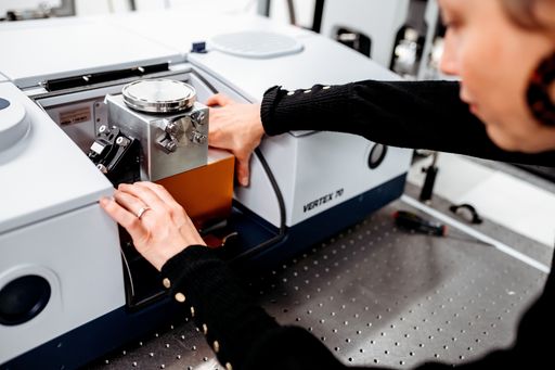 Technisches Gerät, in der Mitte geöffnet, mit eingebautem Zusatzmodul namens Emily