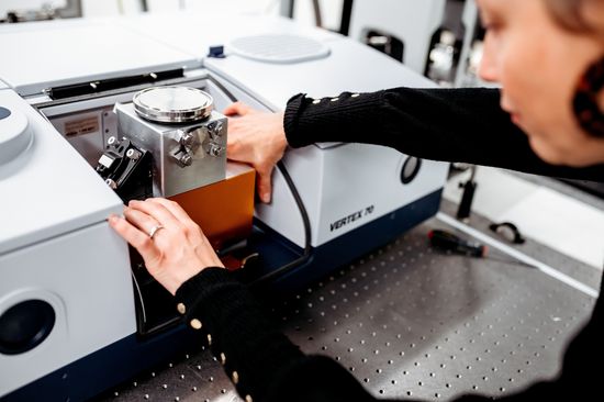 Technisches Gerät, in der Mitte geöffnet, mit eingebautem Zusatzmodul namens Emily