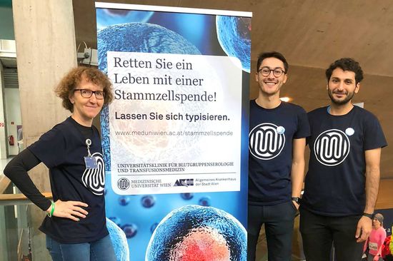 3 Ersttypisierungshelferinnen vor einem Plakat zum Thema im Freihaus, beim Krebsforschungslauf