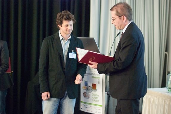 Alexander Opitz erhält eine Auszeichnung der Gesellschaft Deutscher Chemiker.