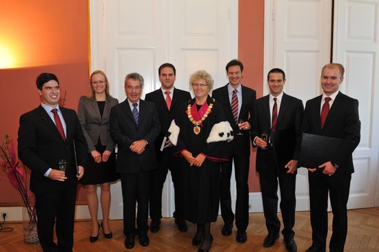 v.l.n.r.: Philipp Dörsek, Iva Brezinova, Bundespräsident Heinz Fischer, Alexander Jung, TU-Rektorin Sabine Seidler, Matthias Kornfeld, Harald Piringer, Johannes Schönböck