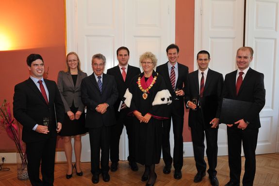 v.l.n.r.: Philipp Dörsek, Iva Brezinova, Bundespräsident Heinz Fischer, Alexander Jung, TU-Rektorin Sabine Seidler, Matthias Kornfeld, Harald Piringer, Johannes Schönböck