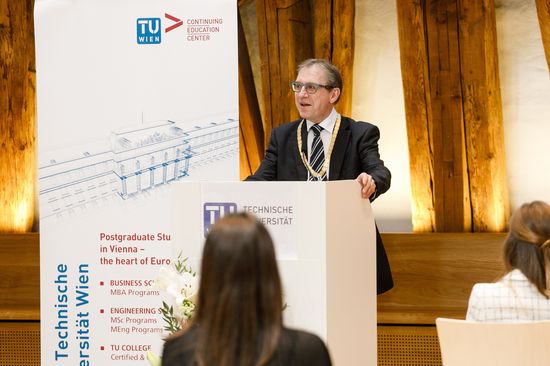 [Translate to English:] Ansprache Lehrgangsleiter Ao.Univ.Prof. Arch. Dipl.-Ing. Dr.techn. Bob Martens