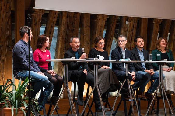 Podiumsdiskussion: Bühne mit Personen sitzend