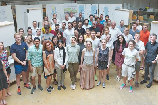 Bei der von der Sto-Stiftung geförderten Sommerakademie Green.Building.Solutions in Wien stehen angehenden Architekt_innen, Planer_innen und Bauingenieur_innen geballter Wissenserwerb, interkultureller Austausch, Praxiserfahrung und Architektur-Exkursionen