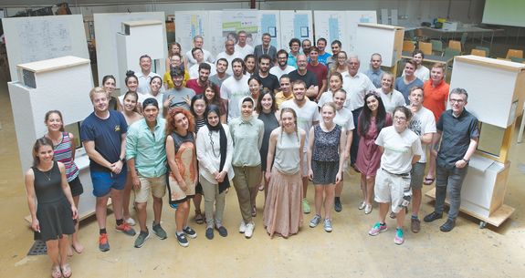 Green.Building.Solutions 2018 Bei der von der Sto-Stiftung geförderten Sommerakademie Green.Building.Solutions in Wien stehen angehenden Architekt_innen, Planer_innen und Bauingenieur_innen geballter Wissenserwerb, interkultureller Austausch, Praxiserfahrung und Architektur-Exkursionen