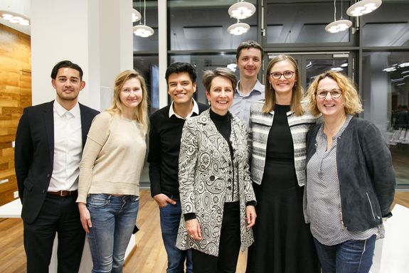 Sabine Herlitschka mit Studierenden