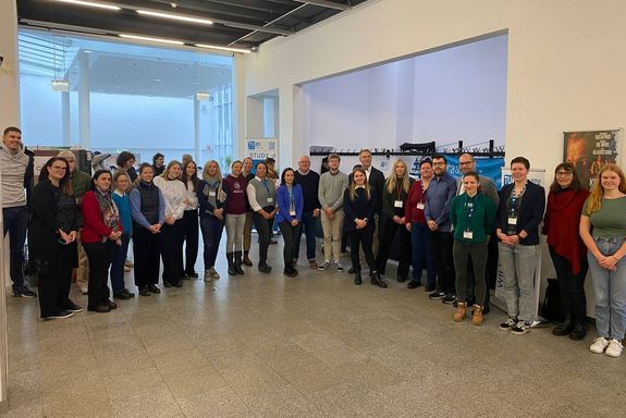 Gruppe Studierende stehend mit Blick zur Kamera
