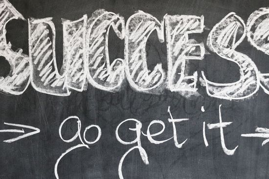"success go get it" mit Kreide auf eine Tafel geschrieben