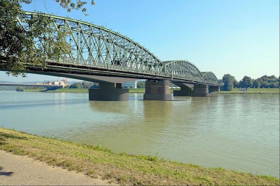So könnte eine Zwei-Brücken-Lösung aussehen: Der Individualverkehr nützt die rechte Brücke. (Foto: Stadt Linz)