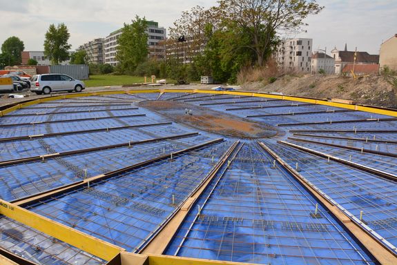 Zunächst wird auf einem Kunststoff-Pneu die Struktur errichtet.