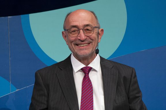 Prof. Günter Blöschl lächelnd auf einer Bühne