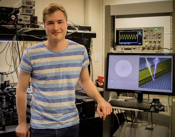 [Translate to English:] Lukas Mennel im Labor