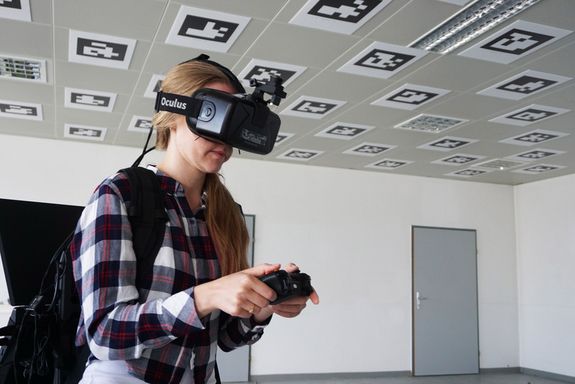 ein Mädchen mit VR-Brille