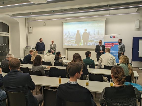 Alumni, Studierende und Vortragende im Hörsaal (Ansicht von rechts hinten)