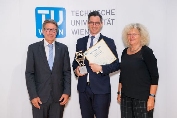 Best Teacher 2018: Bernhard Pichler In der Mitte steht Bernhard Pichler mit seinem Best Teaching Award. Zu seiner linken steht Vizerektor Kurt Matyas, zu seiner rechten Rektorin Sabine Seidler